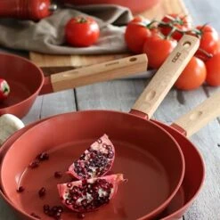 Poêle Ector Induction Aluminium Revêtu Manche En Bois 24 Cm Rouge -Cuisine À Domicile 108013 2 1 Poele Ector induction aluminium revetu manche en bois 24 cm rouge Ogo