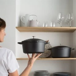 Lot Cocotte Légère Ronde En Fonte D'aluminium 24 Cm Et Deux Maniques En Silicone -Cuisine À Domicile 113005 2 3 Lot cocotte legere ronde en fonte d aluminium 24 cm et deux maniques en silicone Mathon