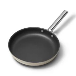 Smeg Poêle Aluminium Antiadhésive 30 Cm Crème Mat -Cuisine À Domicile 131023 3 1 Poele aluminium antiadhesive 30 cm creme mat Smeg