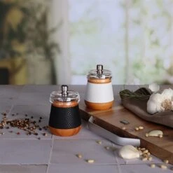 Moulin à Sel En Bois Effet Cuir Blanc -Cuisine À Domicile 200030 2 1 Moulin a sel en bois effet cuir blanc Ogo