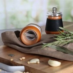 Moulin à Sel En Bois Effet Cuir Blanc -Cuisine À Domicile 200030 3 1 Moulin a sel en bois effet cuir blanc Ogo