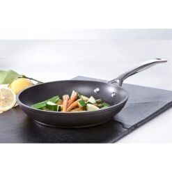 Le Creuset Sauteuse Antiadhésive Les Forgées 30 Cm -Cuisine À Domicile 23203 2 2 Sauteuse antiadhesive Les Forgees 30 cm Le Creuset
