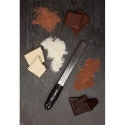 Microplane Râpe Zesteur Premium Classic Noire -Cuisine À Domicile 47071 2 1 Rape zesteur Premium Classic noire Microplane