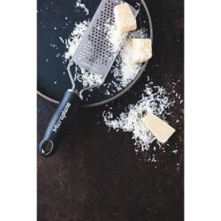 Microplane Râpe à Fromage à Gros Grains Gourmet Noire -Cuisine À Domicile 478012 3 1 Rape a fromage a gros grains Gourmet noire Microplane