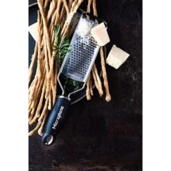 Microplane Râpe à Fromage à Gros Grains Gourmet Noire -Cuisine À Domicile 478012 4 1 Rape a fromage a gros grains Gourmet noire Microplane