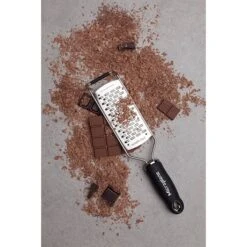 Microplane Râpe à Fromage Double Tranchant Gourmet Noir -Cuisine À Domicile 478013 2 1 Rape a fromage double tranchant Gourmet noir Microplane