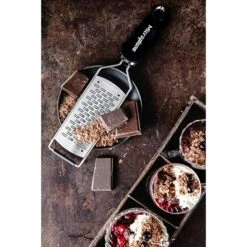 Microplane Râpe à Fromage Double Tranchant Gourmet Noir -Cuisine À Domicile 478013 3 1 Rape a fromage double tranchant Gourmet noir Microplane