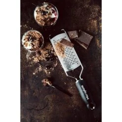 Microplane Râpe à Fromage Double Tranchant Gourmet Noir -Cuisine À Domicile 478013 4 1 Rape a fromage double tranchant Gourmet noir Microplane