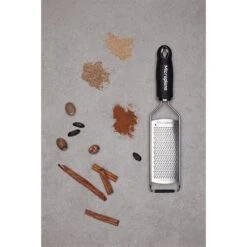 Microplane Râpe à Fromage Fine Gourmet Noire -Cuisine À Domicile 478014 4 1 Rape a fromage fine Gourmet noire Microplane