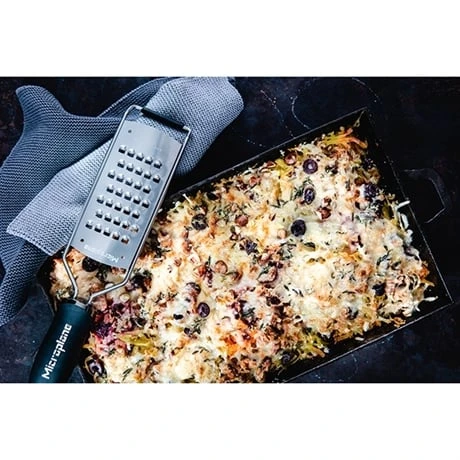 Microplane Râpe à Fromage Extra Grossier Gourmet Noire 4 Microplane Râpe à Fromage Extra Grossier Gourmet Noire – Image 4