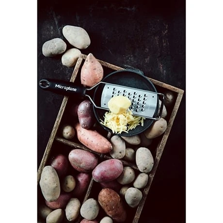 Microplane Râpe à Fromage Extra Grossier Gourmet Noire 5 Microplane Râpe à Fromage Extra Grossier Gourmet Noire – Image 5