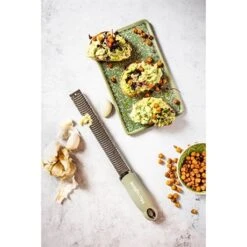 Microplane Zesteur Premium Classic Râpe Vert Sauge 7 Microplane Zesteur Premium Classic Râpe Vert Sauge -Cuisine À Domicile 478030 3 1 Zesteur Premium Classic rape vert sauge Microplane
