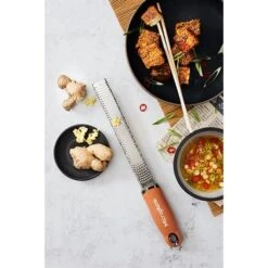 Microplane Zesteur Premium Classic Râpe Cannelle 6 Microplane Zesteur Premium Classic Râpe Cannelle -Cuisine À Domicile 478031 2 1 Zesteur Premium Classic rape cannelle Microplane