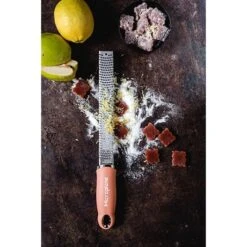 Microplane Zesteur Premium Classic Râpe Cannelle 7 Microplane Zesteur Premium Classic Râpe Cannelle -Cuisine À Domicile 478031 3 1 Zesteur Premium Classic rape cannelle Microplane