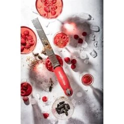 Microplane Zesteur Premium Classic Râpe Rouge Grenade -Cuisine À Domicile 478032 2 1 Zesteur Premium Classic rape rouge grenade Microplane