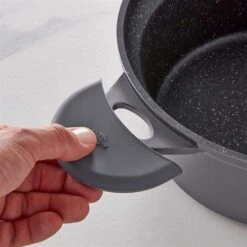 Set De 2 Maniques Grises En Silicone -Cuisine À Domicile 601201 2 4 Set de 2 maniques grises en silicone Inoxriv