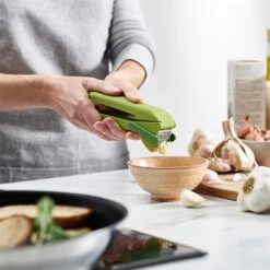 Joseph Joseph Presse-ail Lame D'essuie-glace CleanForce -Cuisine À Domicile 606037 2 1 Presse ail lame d essuie glace CleanForce Joseph Joseph