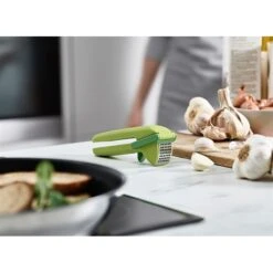 Joseph Joseph Presse-ail Lame D'essuie-glace CleanForce -Cuisine À Domicile 606037 3 1 Presse ail lame d essuie glace CleanForce Joseph Joseph
