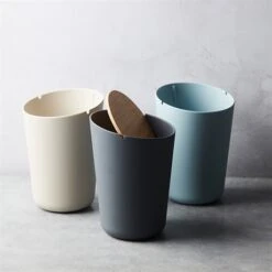 Poubelle Fibre Bambou Gris Avec Couvercle 14,4 X 20,6 Cm 5 Poubelle Fibre Bambou Gris Avec Couvercle 14,4 X 20,6 Cm -Cuisine À Domicile 690006 2 1 Poubelle fibre bambou gris avec couvercle 14 4 x 20 6 cm Point Virgule